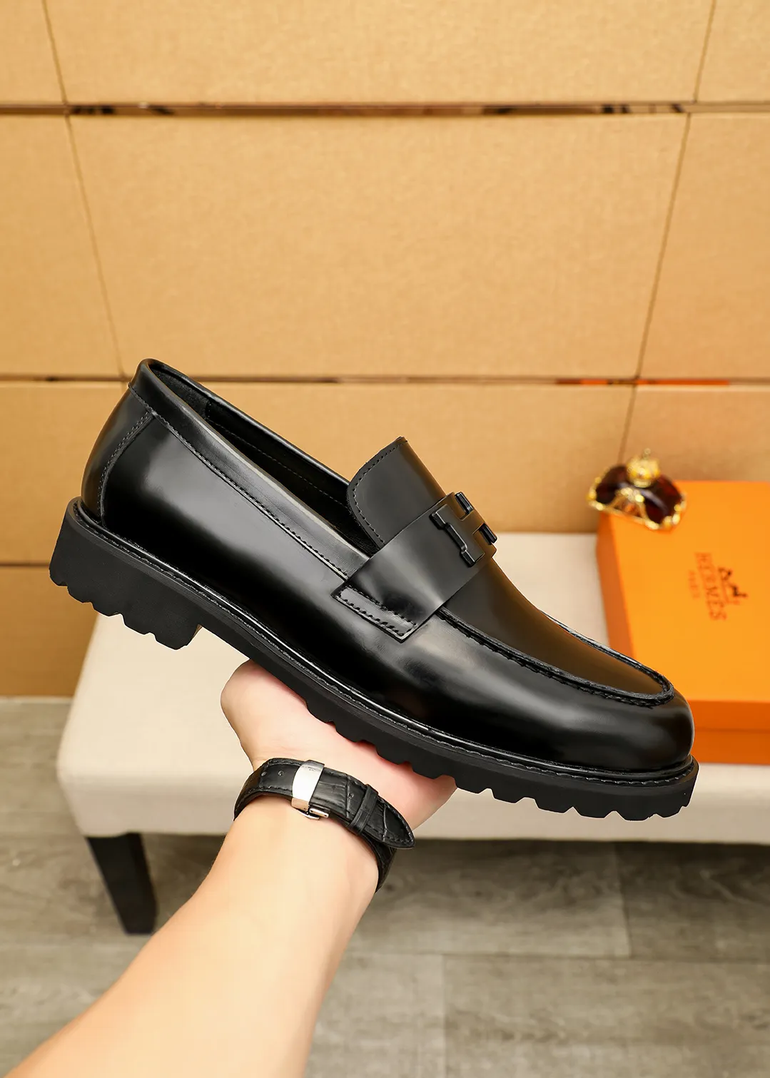 Men's shoes 💰460 💐 Product trademark: HERMES "Hermès" casual leather shoes Regular size: 38-44 (45.46🉑️customized) Product materials: Selected imported first-layer open-edge beaded cowhide leather upper + luxury hardware buckle, imported water-dyed 🐂 cowhide lining. Strong three-dimensional visual effect, original outsole Color: 4⃣️colors available